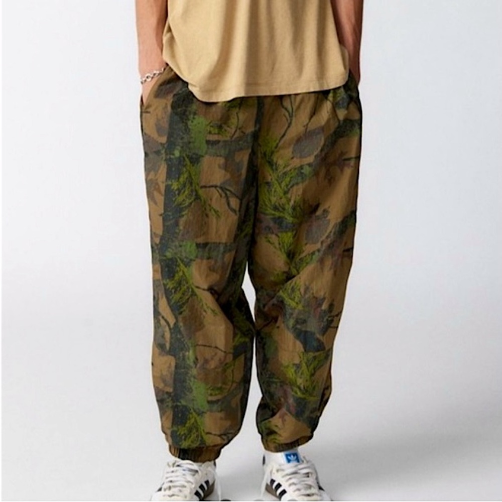 🔥 Urban Outfitters BDG Camouflage Men's Swishy Track Pants XL Extra Large